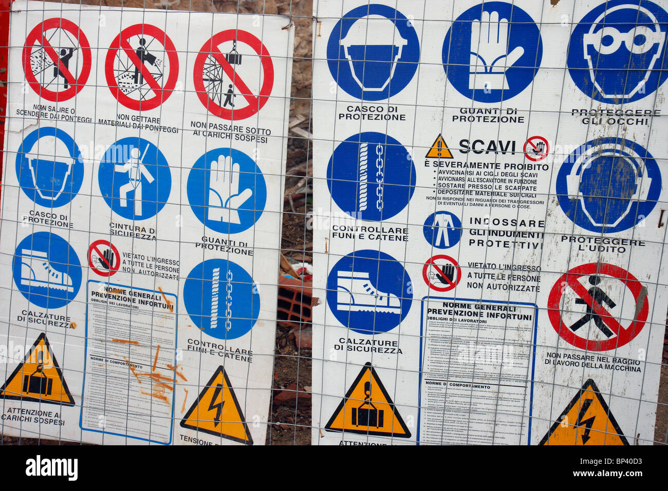 Signos prohibitivos en un sitio de construcción, Oristano, Italia Foto de stock