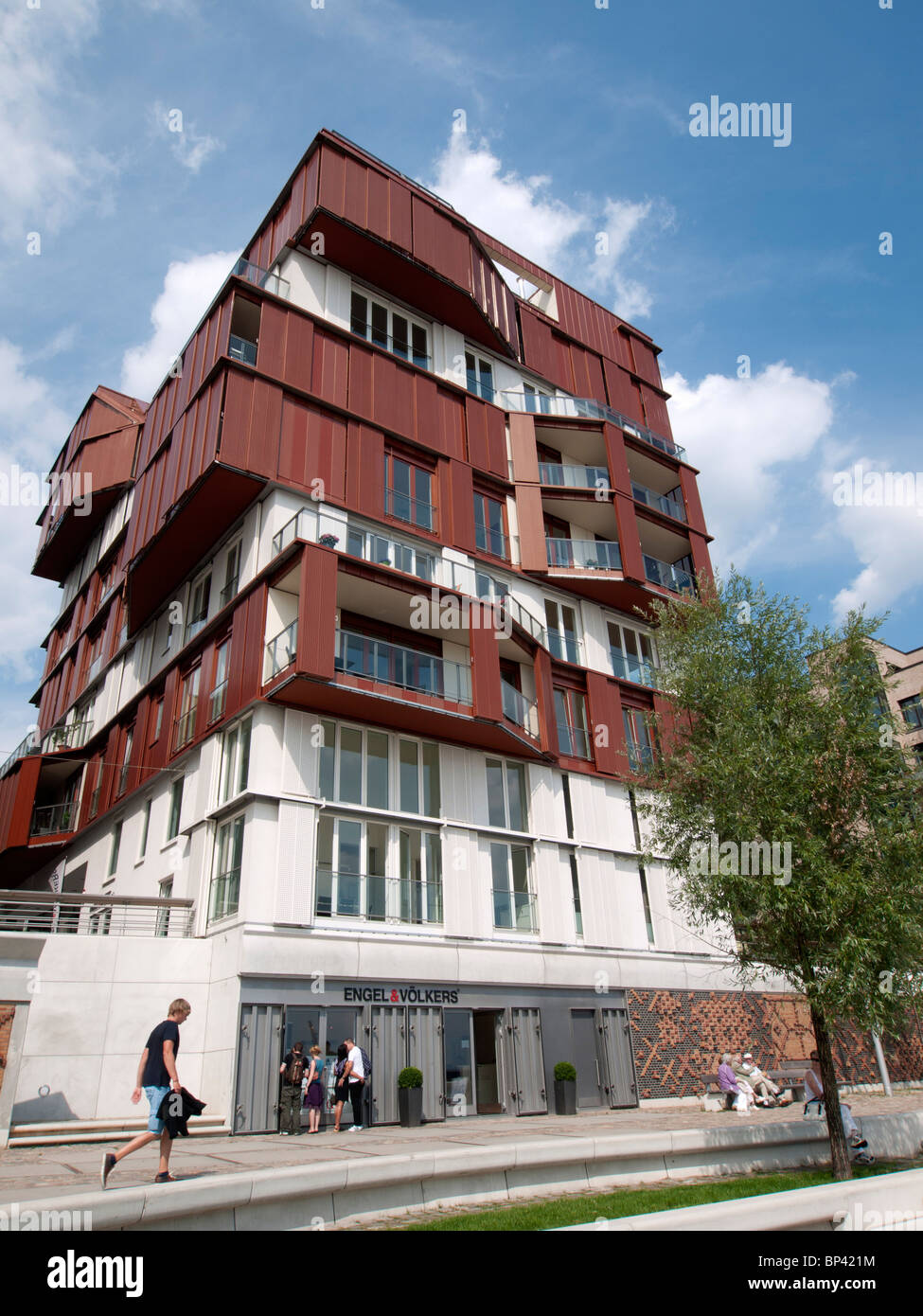 Moderno edificio de apartamentos en Vasco Da Gama Platz en nuevo desarrollo de propiedad Hafencity en Hamburgo Alemania Foto de stock