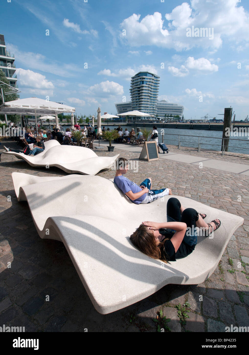 Moderno paseo marítimo en Vasco Da Gama Platz en nuevo desarrollo de propiedad Hafencity en Hamburgo Alemania Foto de stock