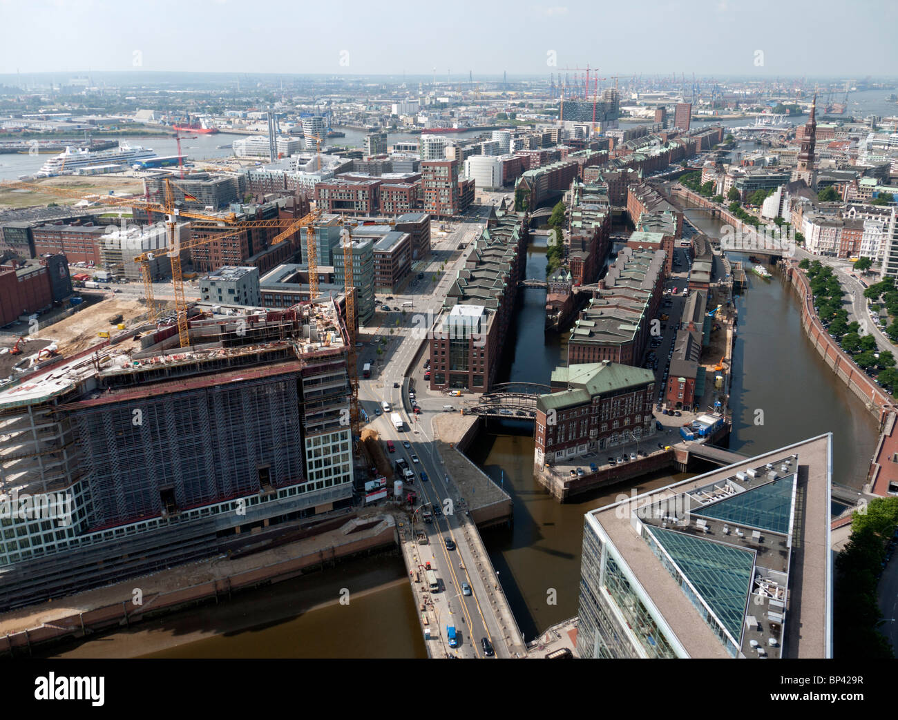 Paisaje urbano de Hafencity nueva reurbanización con histórico Speicherstadt en oriente en Hamburgo, Alemania Foto de stock