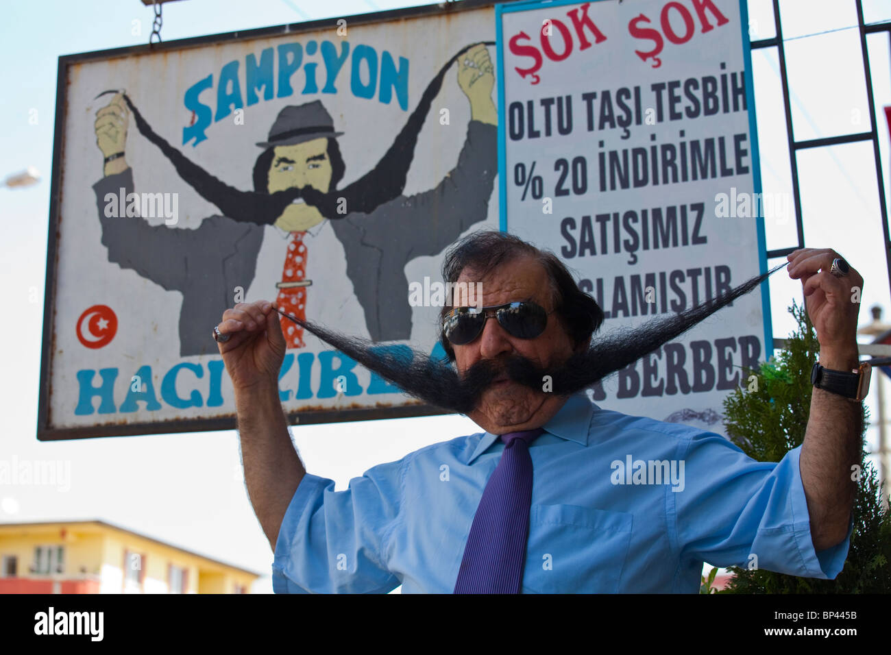 La larga mustached Sampiyon, Barber cerca de Erzurum en Turquía oriental Foto de stock