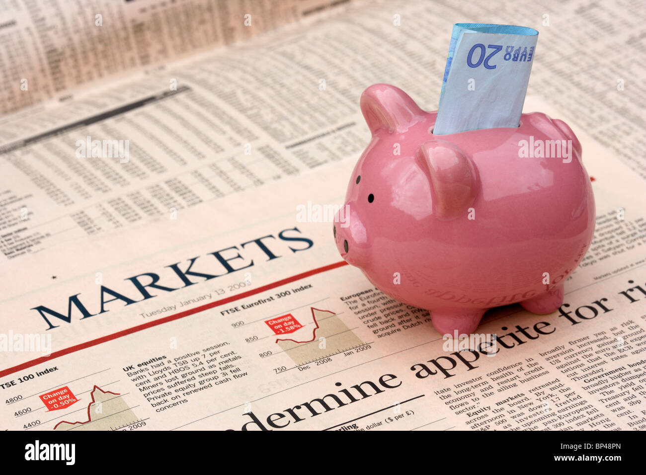 Rosa hucha con 20 euros nota sentada sobre un ejemplar del periódico  Financial Times sección de mercados de dinero en el reino unido Fotografía  de stock - Alamy