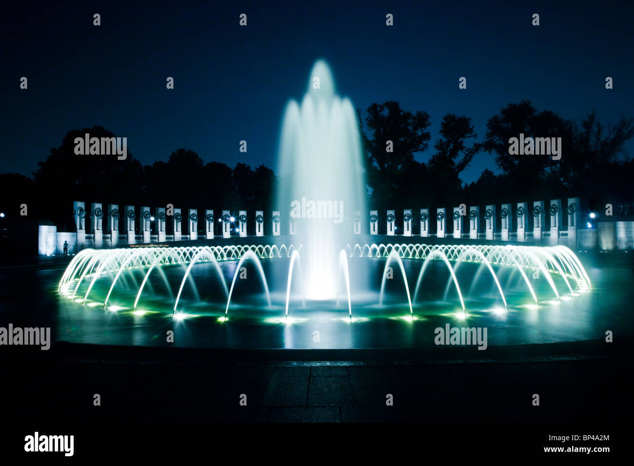 Las fuentes de la National Memorial de la Segunda Guerra Mundial en Washington, DC están rodeados por grandes pilares de granito. Foto de stock