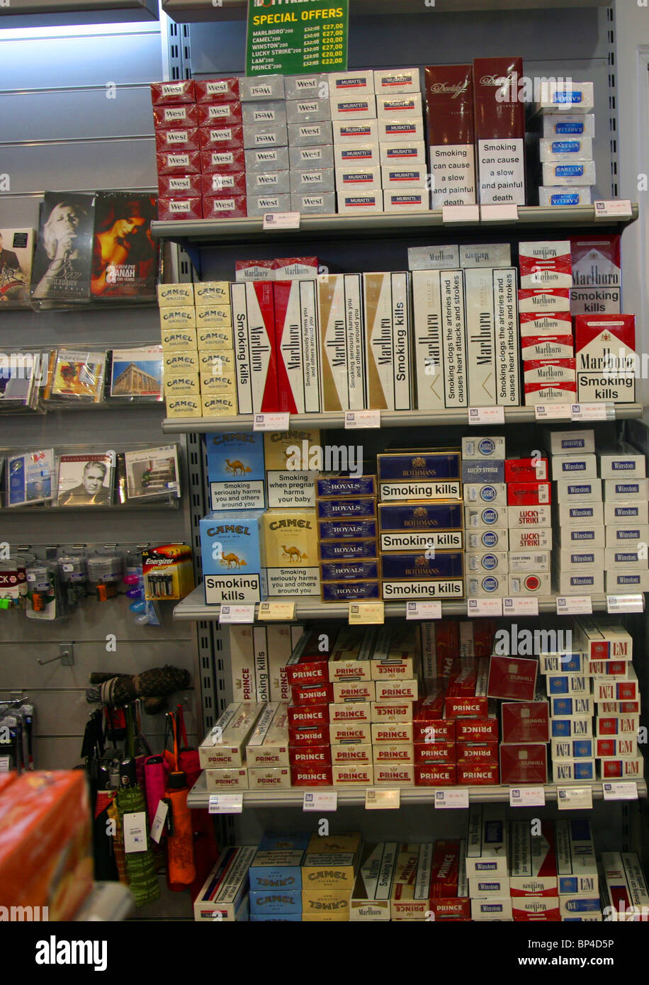 cigarrillos-de-tabaco-en-la-tienda-duty-free-shopping-fotograf-a-de