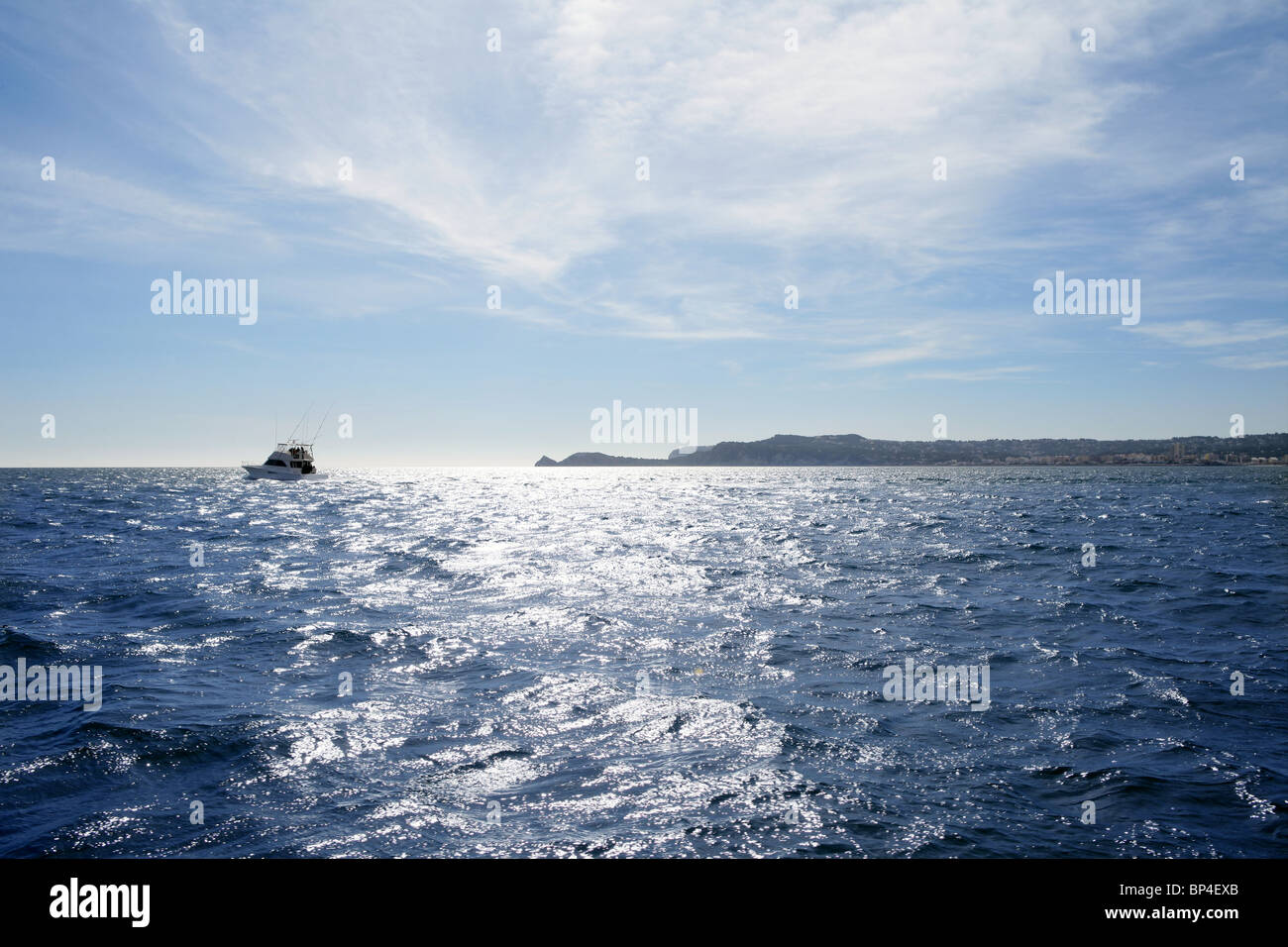 Azul mar Mediterráneo con botes de pesca lejos en el horizonte Foto de stock