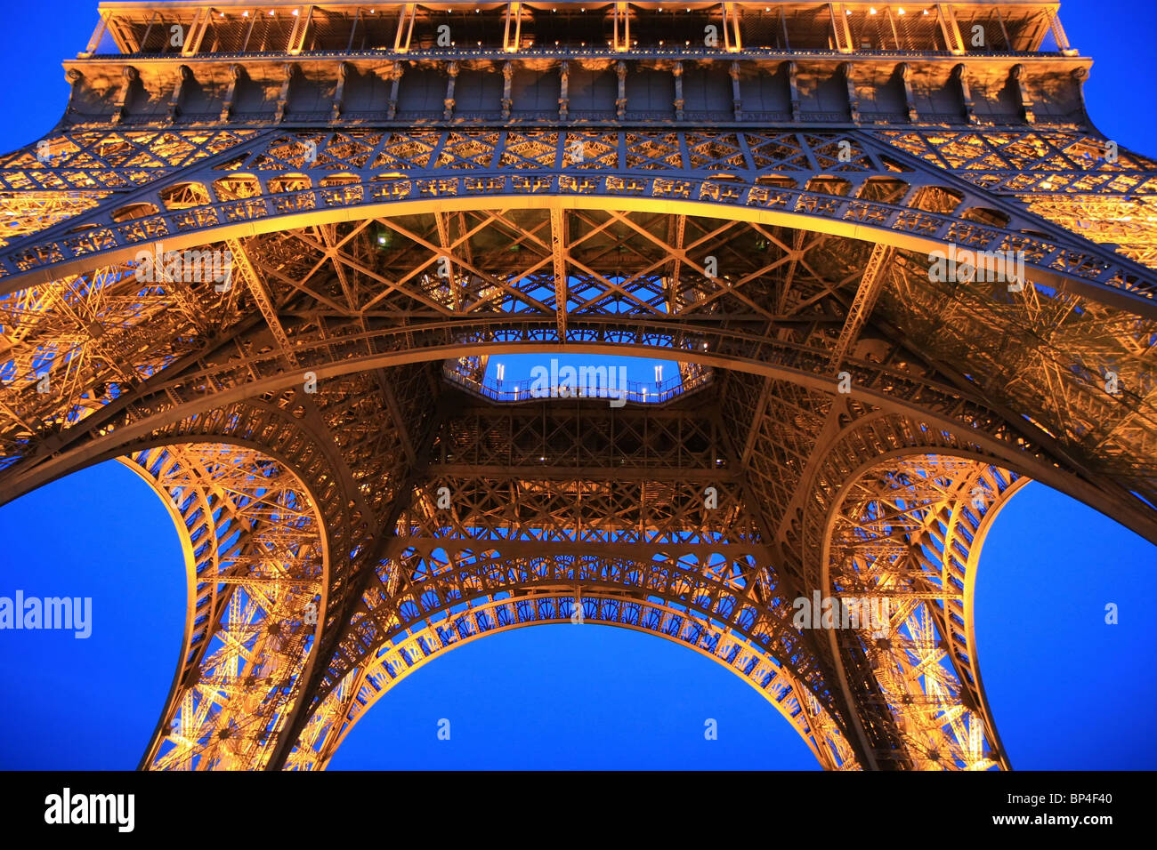 Amplio ángulo de visión de la Torre Eiffel desde abajo en la noche, París, Francia Foto de stock