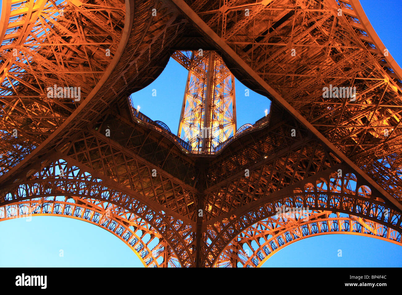 Amplio ángulo de visión de la Torre Eiffel desde abajo en la noche, París, Francia Foto de stock