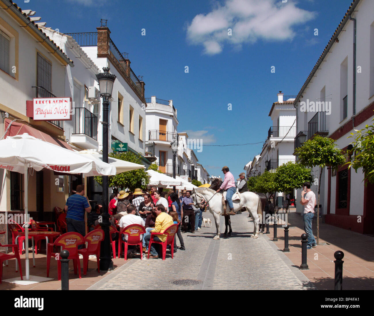 Los hombres a caballo en el pueblo de Prado del Rey, Sierra de ...