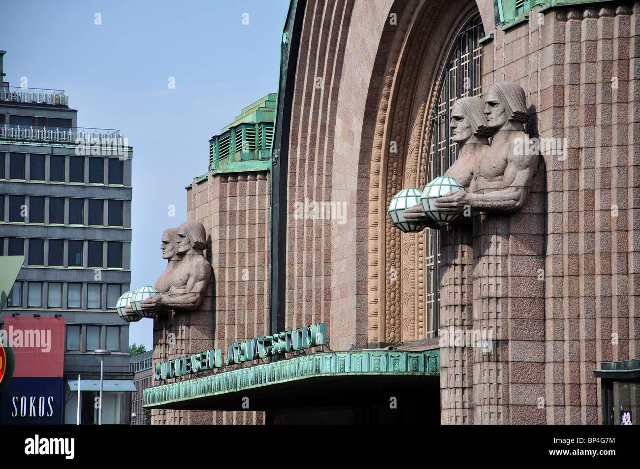 Fachada de estilo Art Nouveau, la estación de ferrocarril de Helsinki, Rautatientori, Helsinki, Uusimaa, Región, República de Finlandia Foto de stock