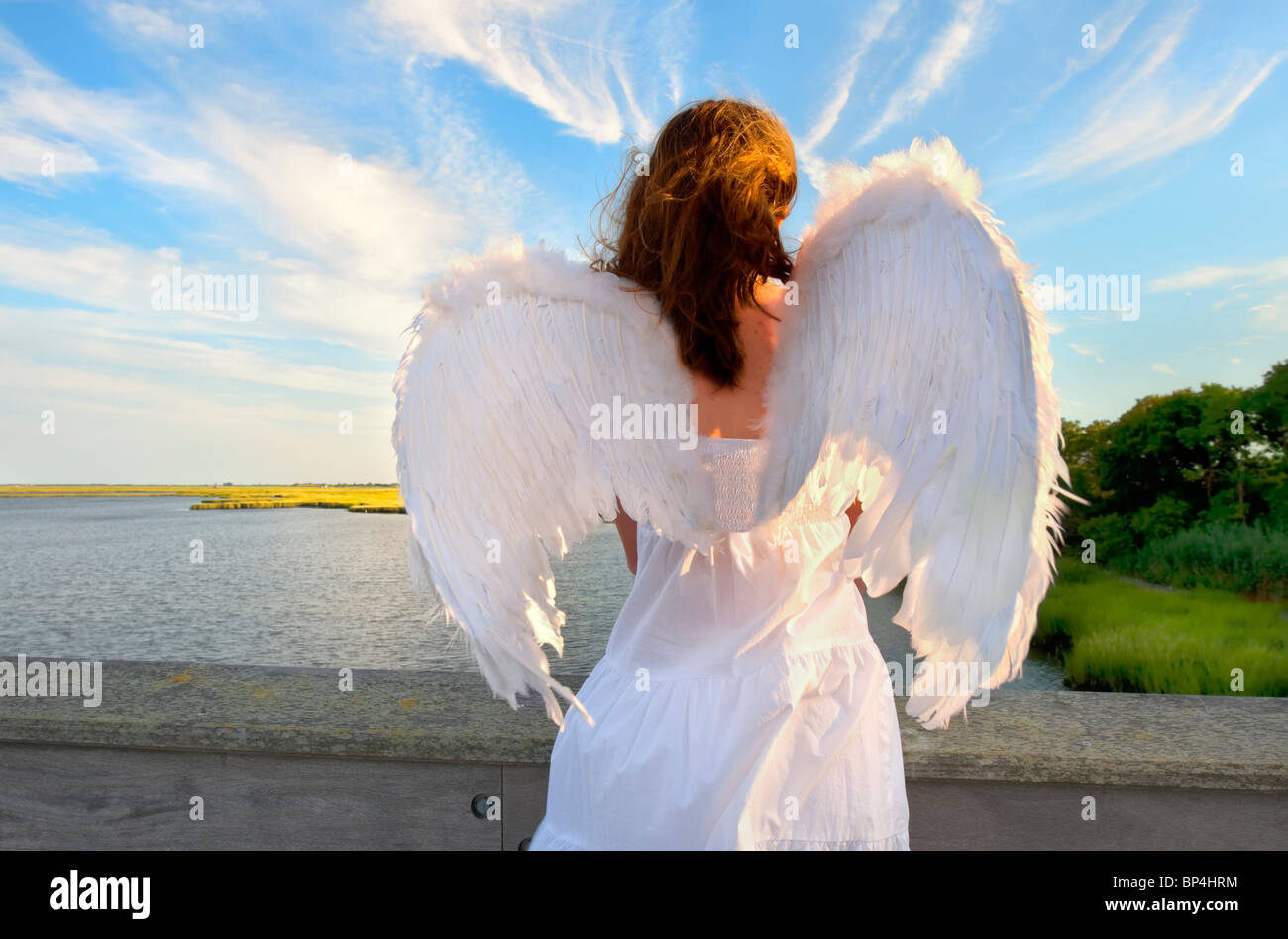 Mujer ángel fotografías e imágenes de alta resolución - Alamy
