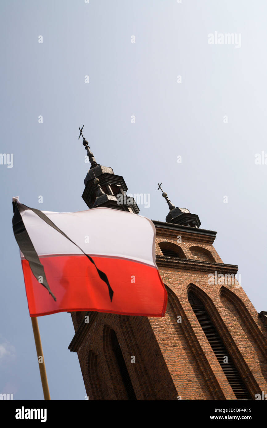 Iglesia de la Exaltación de la Santa Cruz, Zwolen Polonia: Bandera y cinta negra en memoria del presidente Lech Kaczynski ... Foto de stock