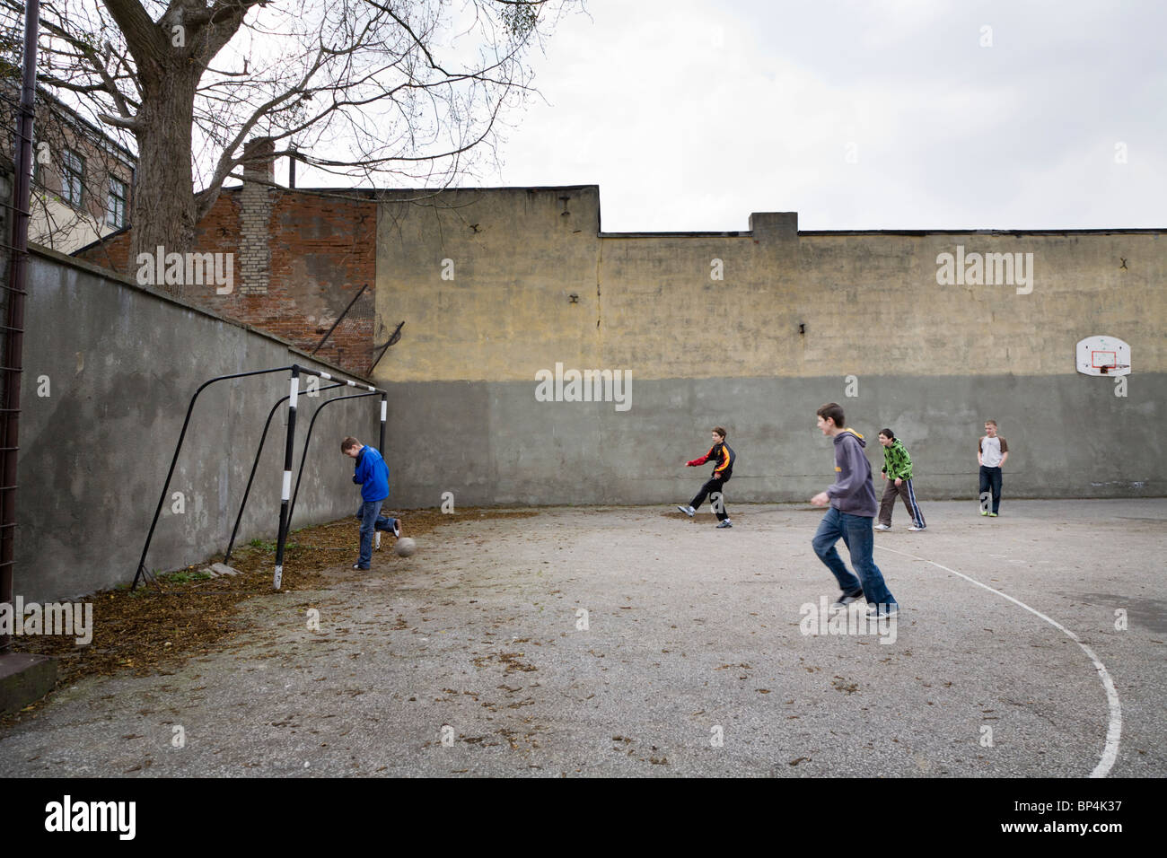 Los colegiales jugando al fútbol. Zwolen Polonia. Foto de stock