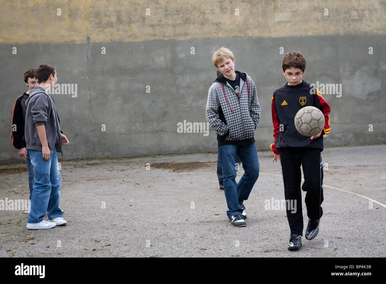 Los colegiales jugando al fútbol. Zwolen Polonia. Foto de stock