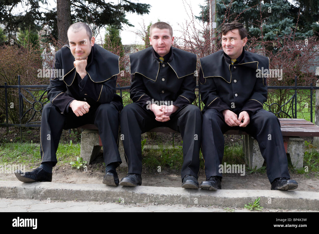 Pall portadores tomando un descanso durante un funeral. Zwolen Polonia. Foto de stock