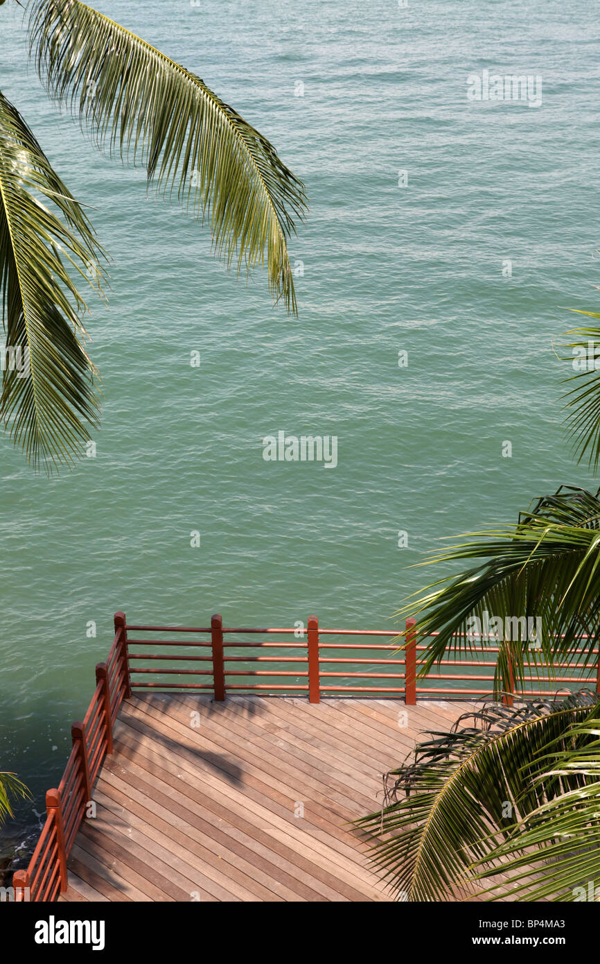 La isla de Sentosa, deck de madera con vista al mar. Foto de stock