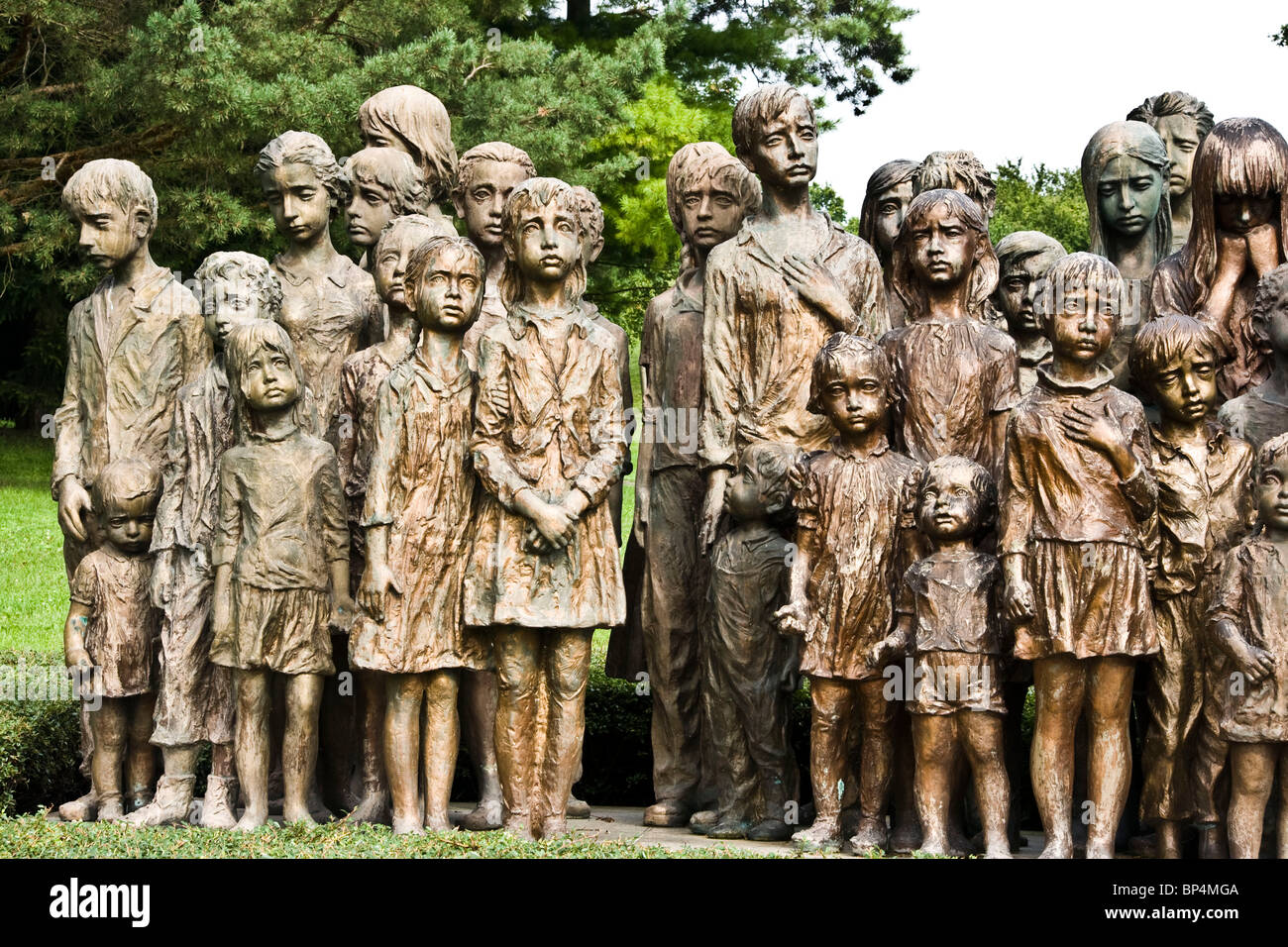 Algunas de las esculturas de bronce de 82 niños masacrados en la II Guerra Mundial en Lidice cerca de Praga República Checa Europa Foto de stock