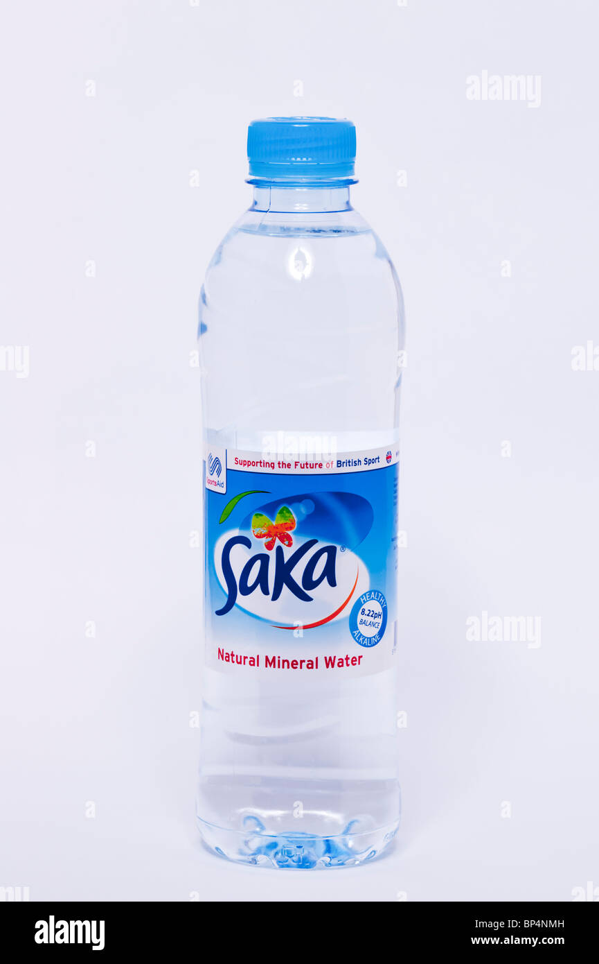 Un recorte de una botella de agua mineral natural Saka sobre un fondo blanco. Foto de stock