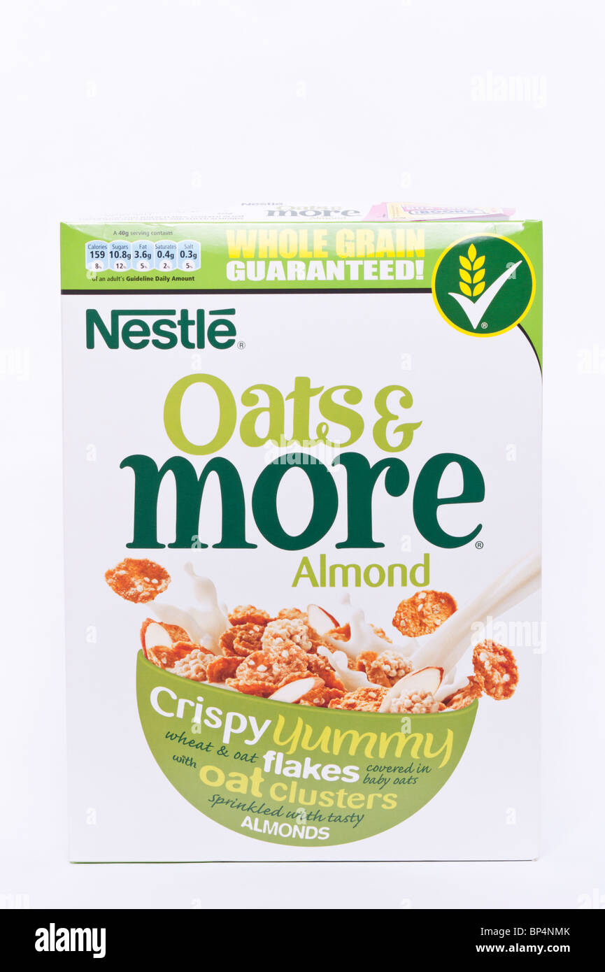 Un recorte de una caja de Nestlé avena y almendra más cereales para el desayuno en un fondo blanco. Foto de stock