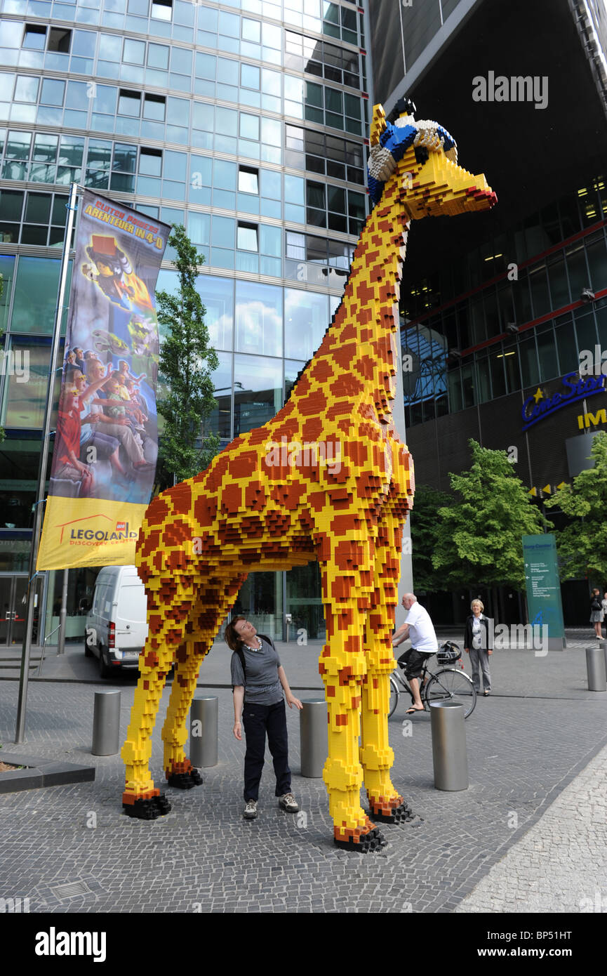 Giraffe hechas de Lego Potsdamer Platz Berlín Alemania Deutschland Europa  Fotografía de stock - Alamy