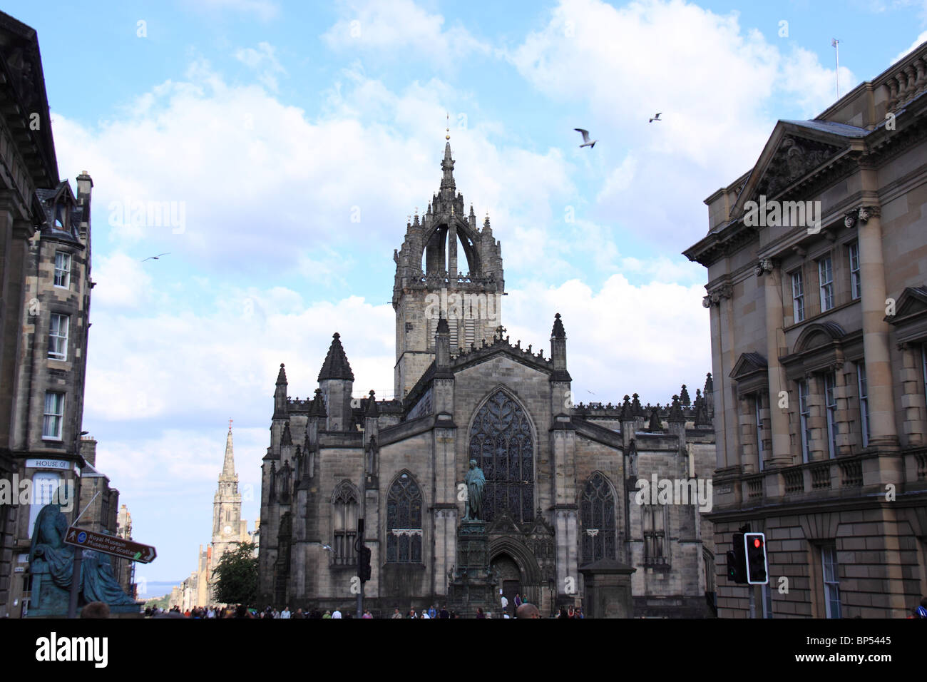 St Giles Cathedral en la Royal Mile de Edimburgo, junto con edificios cercanos. Foto de stock