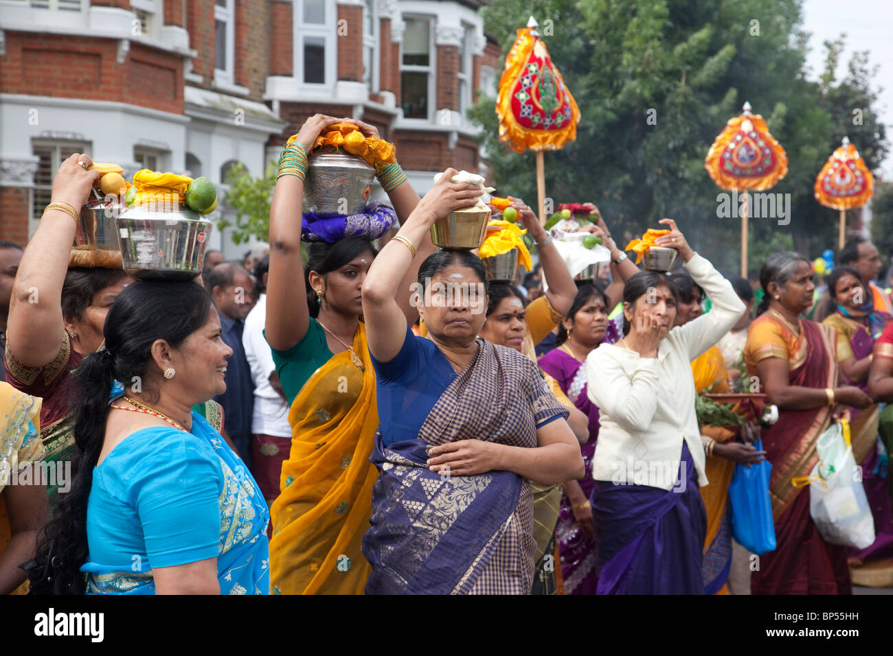 Miles de personas asisten al Festival Chariot anual del Templo de Ganapatía de Shree Hindú Tamil en Wimbledon, al suroeste de Londres, Inglaterra, Reino Unido Foto de stock