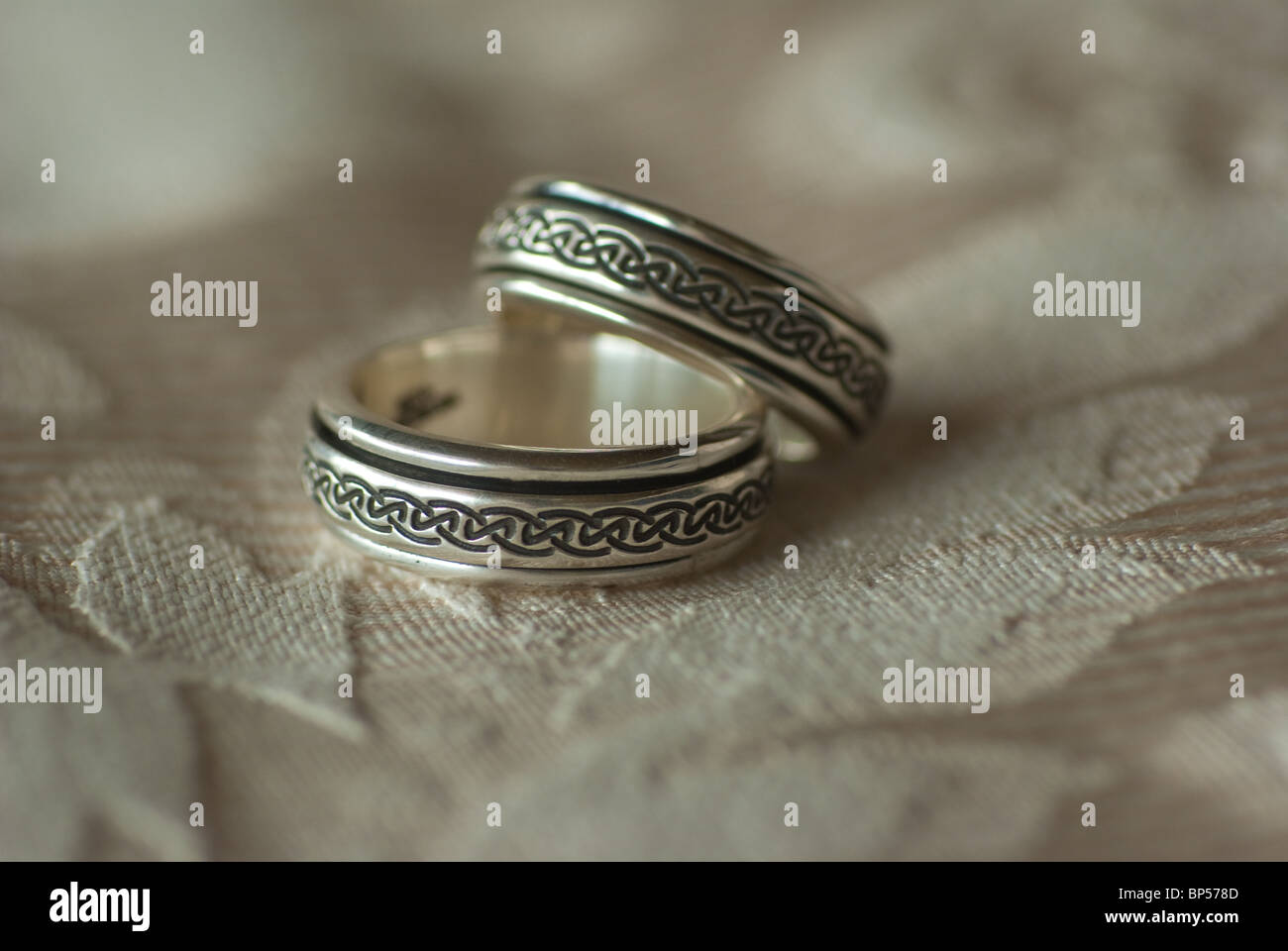 Las alianzas de boda con nudos celtas en un Brocade Fabric Fotografía de  stock - Alamy