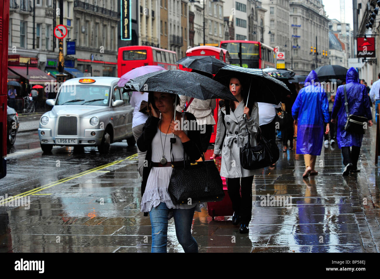 Paraguas en londres fotografías e imágenes de alta resolución - Alamy