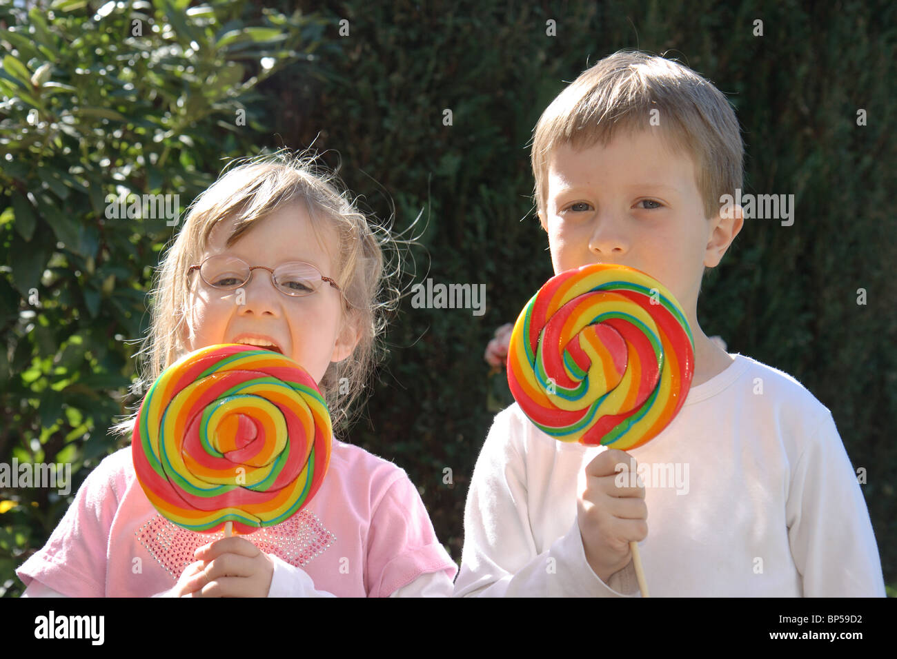 Un chico y una chica con grandes paletas Fotografía de stock - Alamy