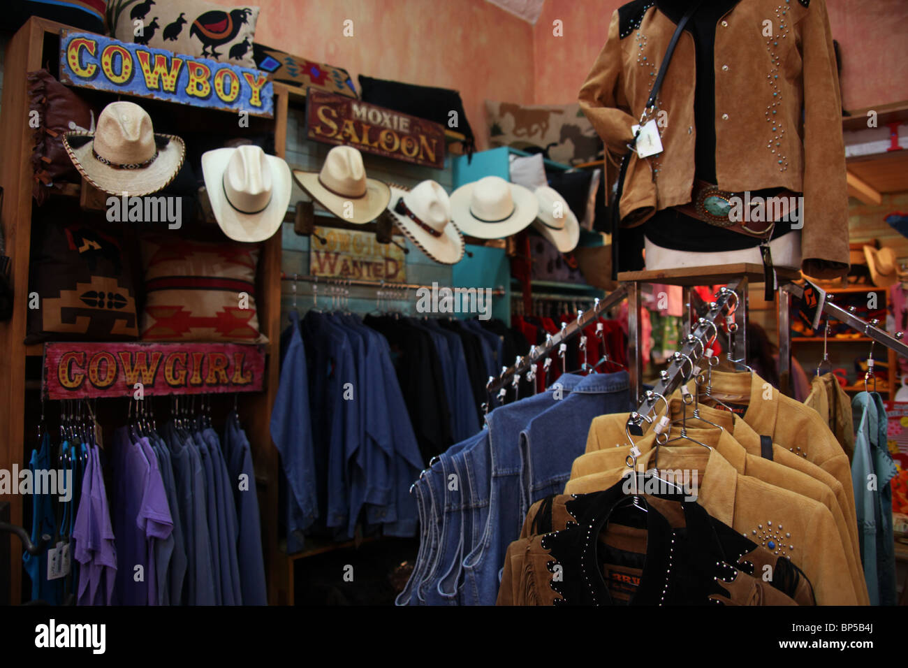 Vaquero y tienda de ropa vaquera occidental en Santa Fe, Nuevo México, 11 de  junio de 2010 Fotografía de stock - Alamy