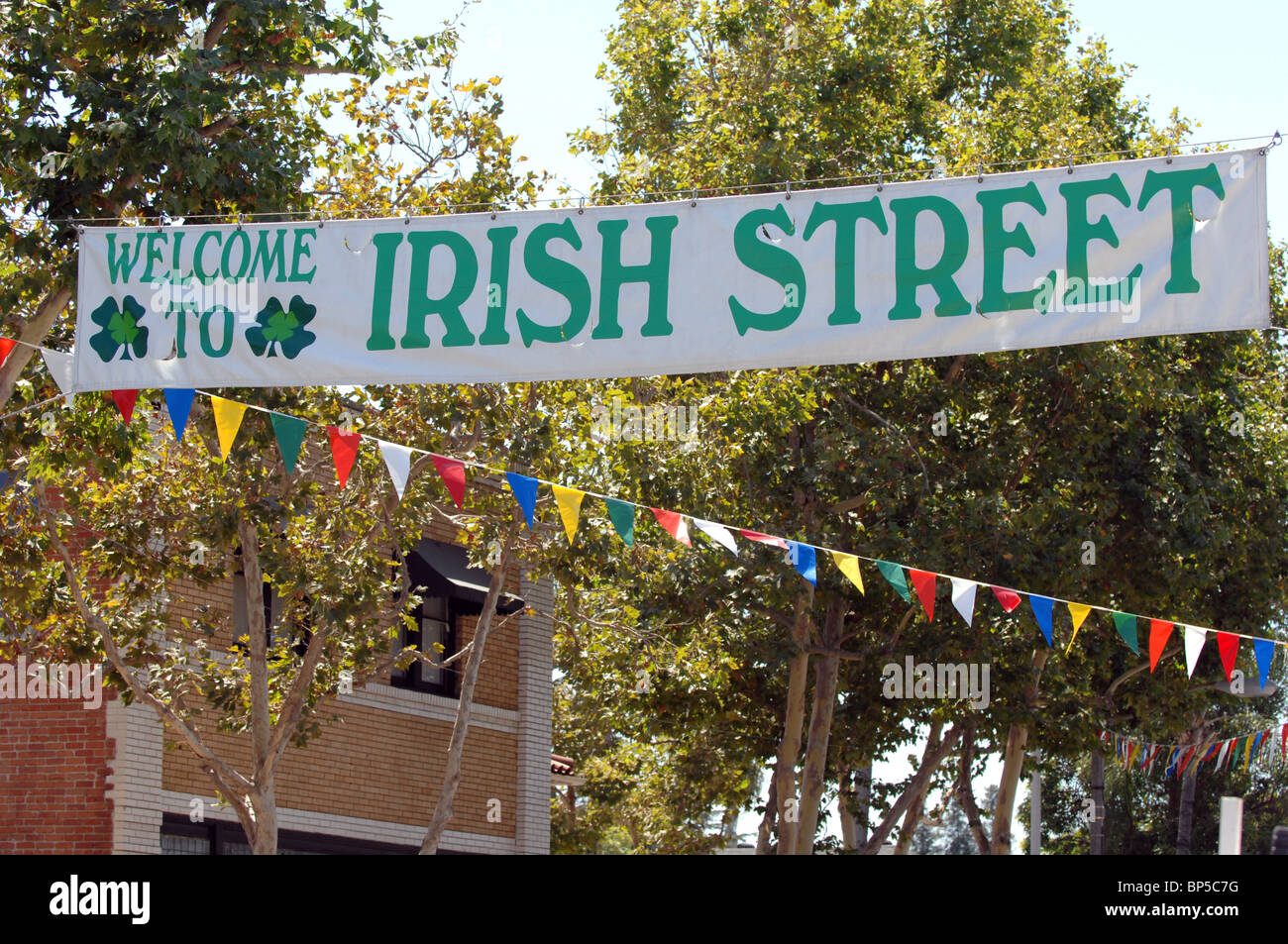 Bienvenido a Irish Street - un banner da la bienvenida a los visitantes a la Feria de la calle internacional en Orange, California. Foto de stock