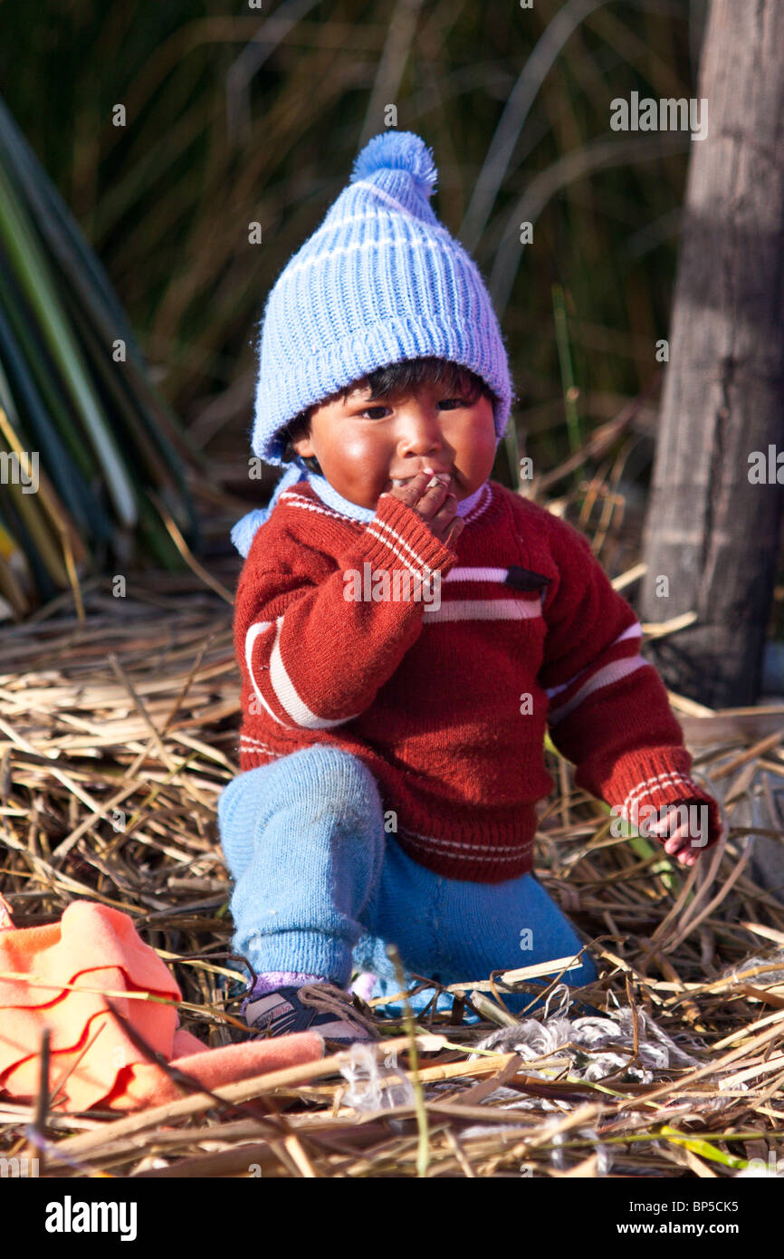 Niño peruano con sombrero fotografías e imágenes de alta resolución - Alamy