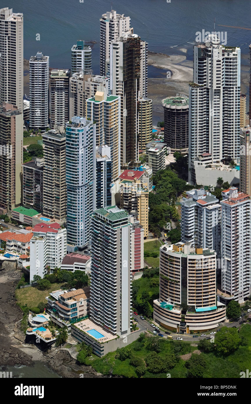 Vista aérea de alta sube por encima de la Ciudad de Panamá La República de Panamá Foto de stock