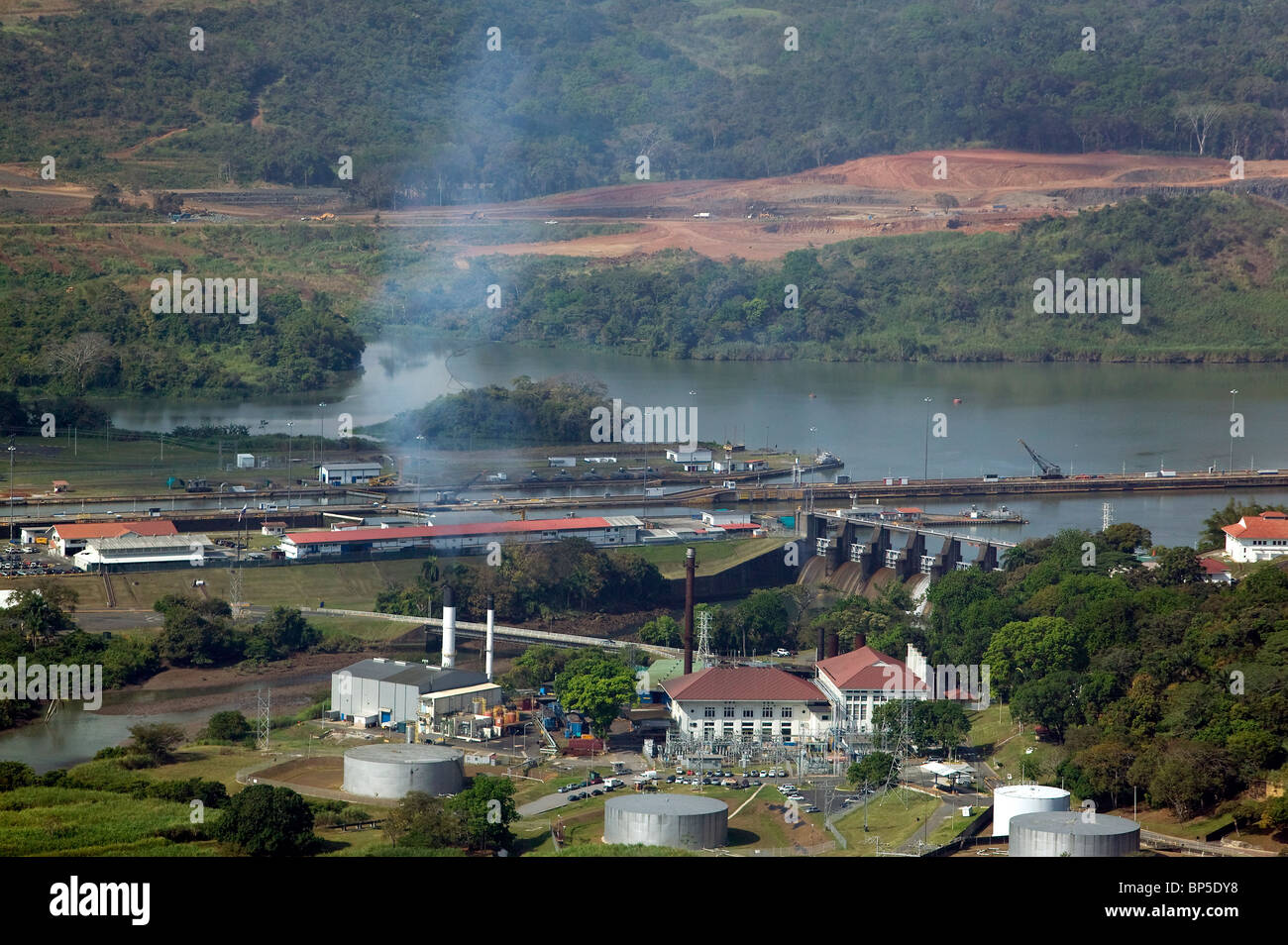 Vista aérea de la planta de energía sobre el Canal de Panamá Foto de stock