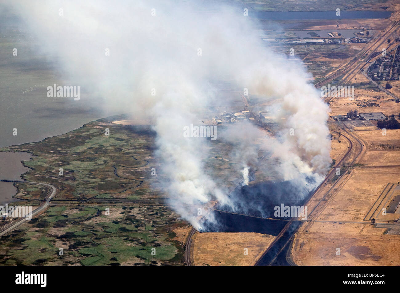 Vista aérea sobre el humo de quema controlada fuego líneas de ferrocarril del norte de California Foto de stock