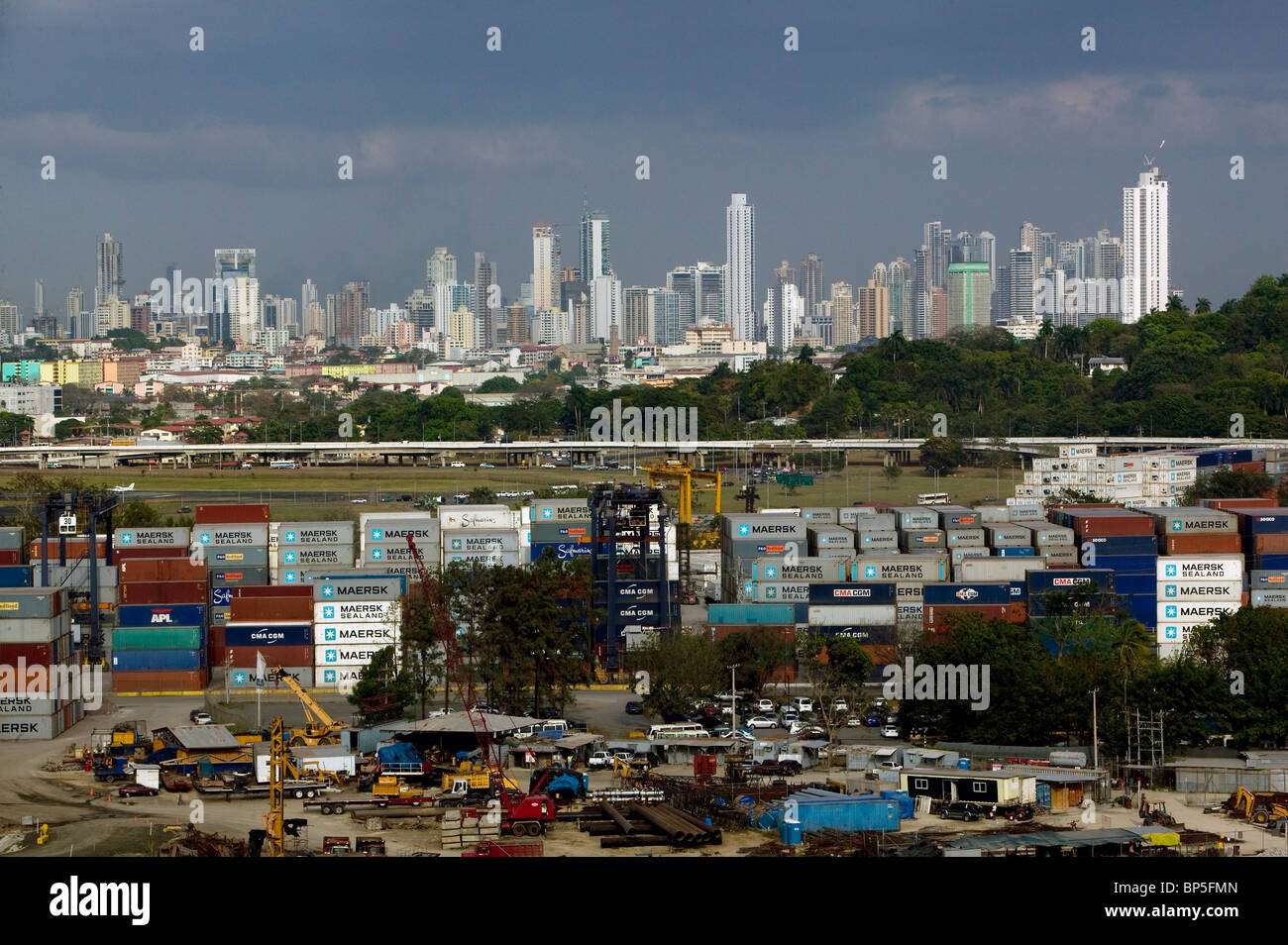 Vista aérea por encima de contenedores del puerto de Balboa a la línea del horizonte de la Ciudad de Panamá La República de Panamá Foto de stock