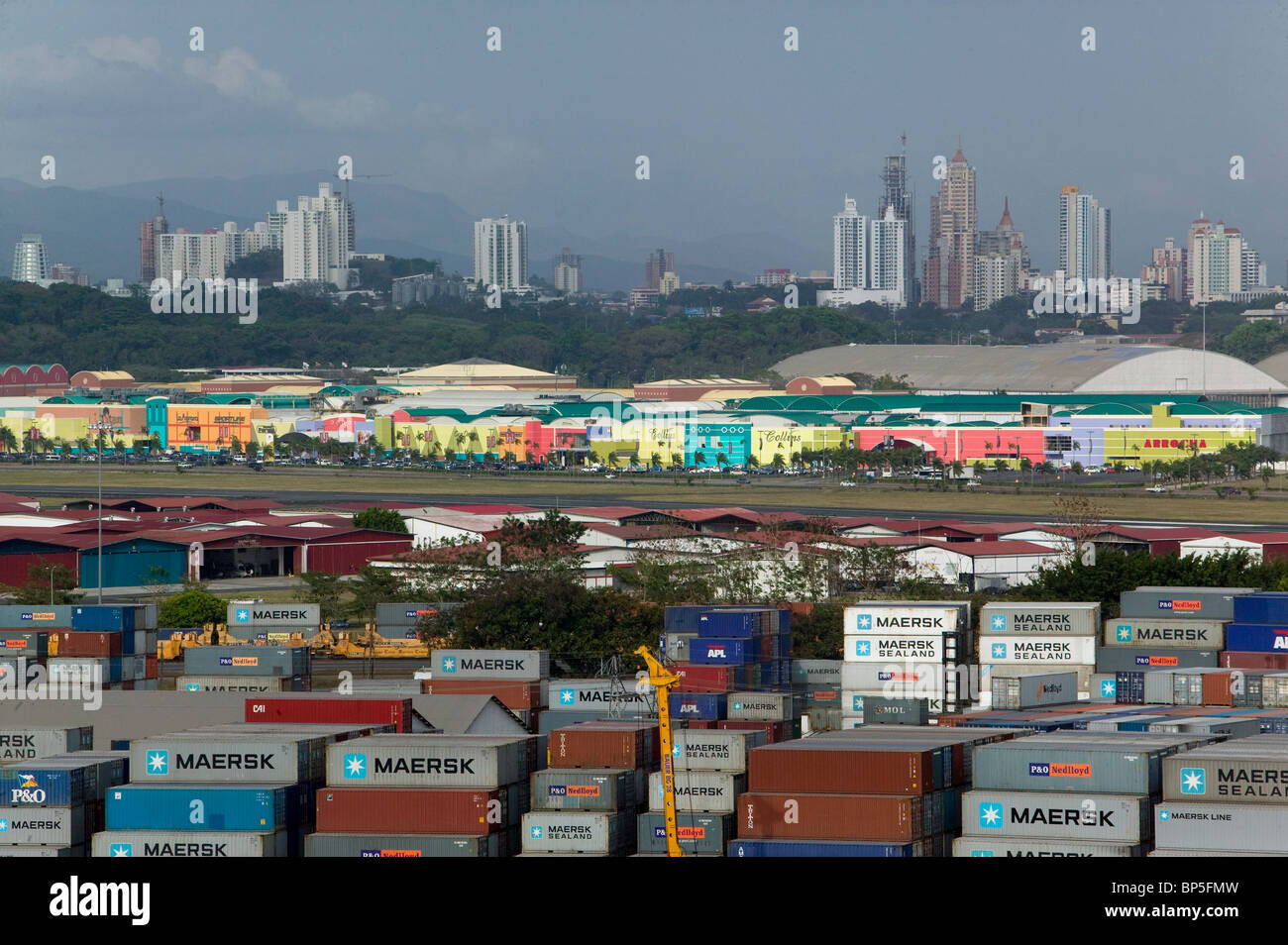 Vista aérea por encima de contenedores del puerto de Balboa Allbrook Mall línea del horizonte de la Ciudad de Panamá Foto de stock