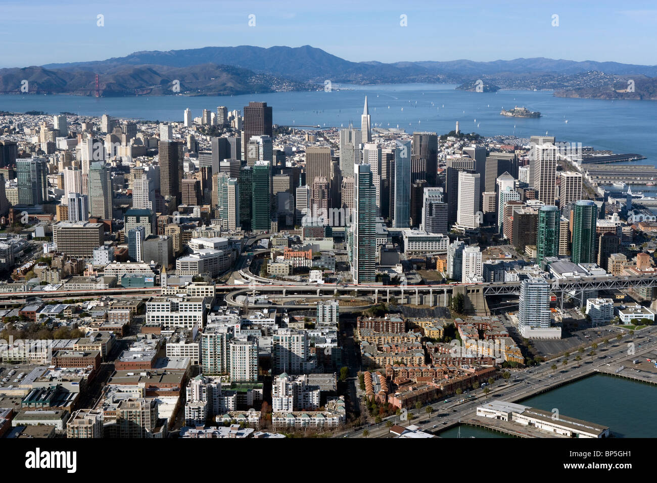 Vista aérea sobre el distrito financiero del centro de San Francisco, California Foto de stock