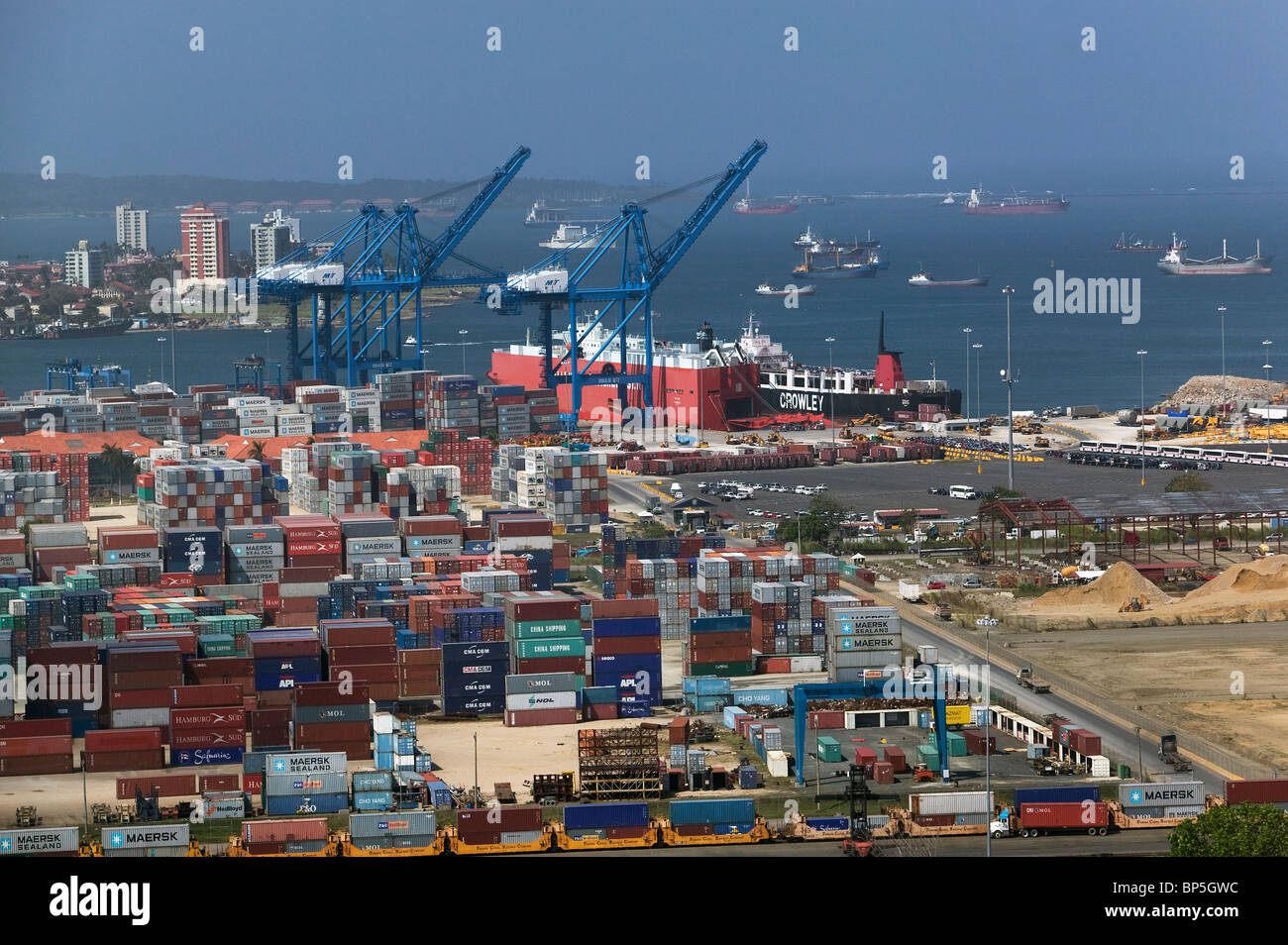 Vista aérea por encima de las grúas de contenedores del puerto de Cristobal Colon República de Panamá Foto de stock