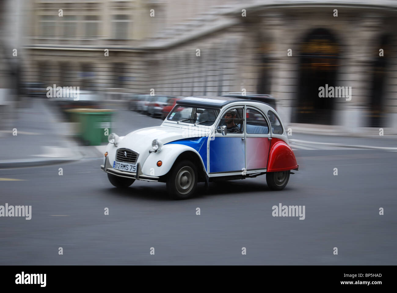 Haciendo un tour de Paris en un clásico Citroën 2CV de Paris auténtico