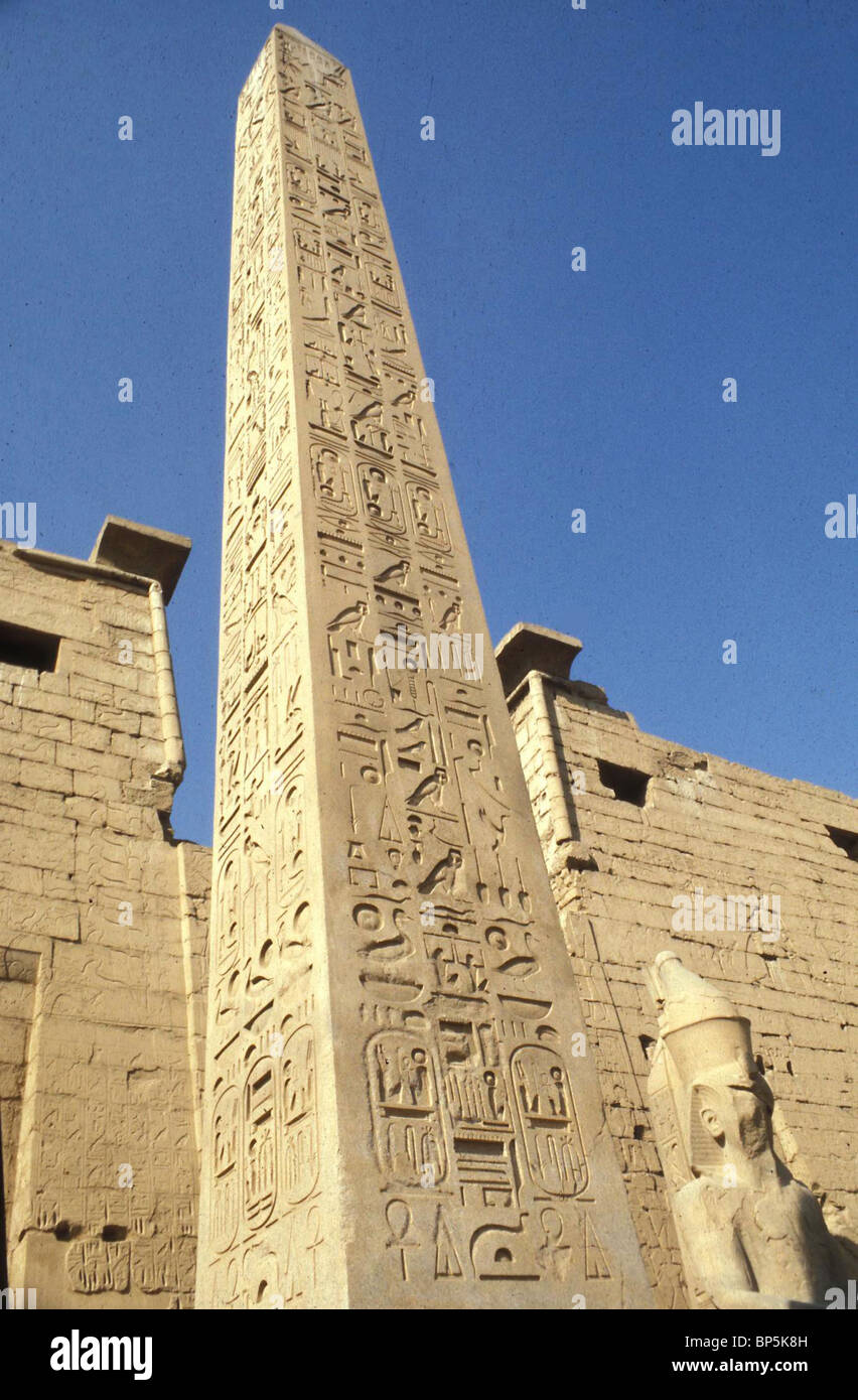 4885. Inscripción jeroglífica SOBRE EL OBELISCO A LA ENTRADA DEL Gran Templo de Luxor. Foto de stock