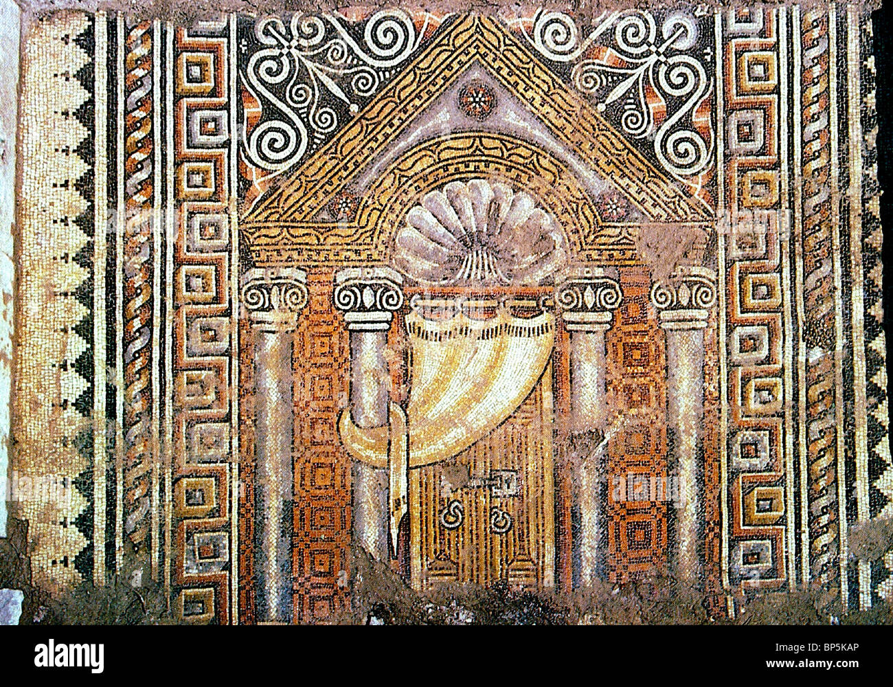 Suelo de mosaico de una 3ª. C. sinagoga samaritana de Samara, cerca de Sebastia en Samaria. La imagen representa el ARCA CON SU Foto de stock