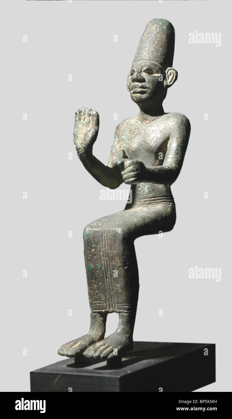 5322. Figurilla de bronce de una deidad femenina sentado, quizás Cnaanite. Siria, c. 1000-800 A.C. Foto de stock