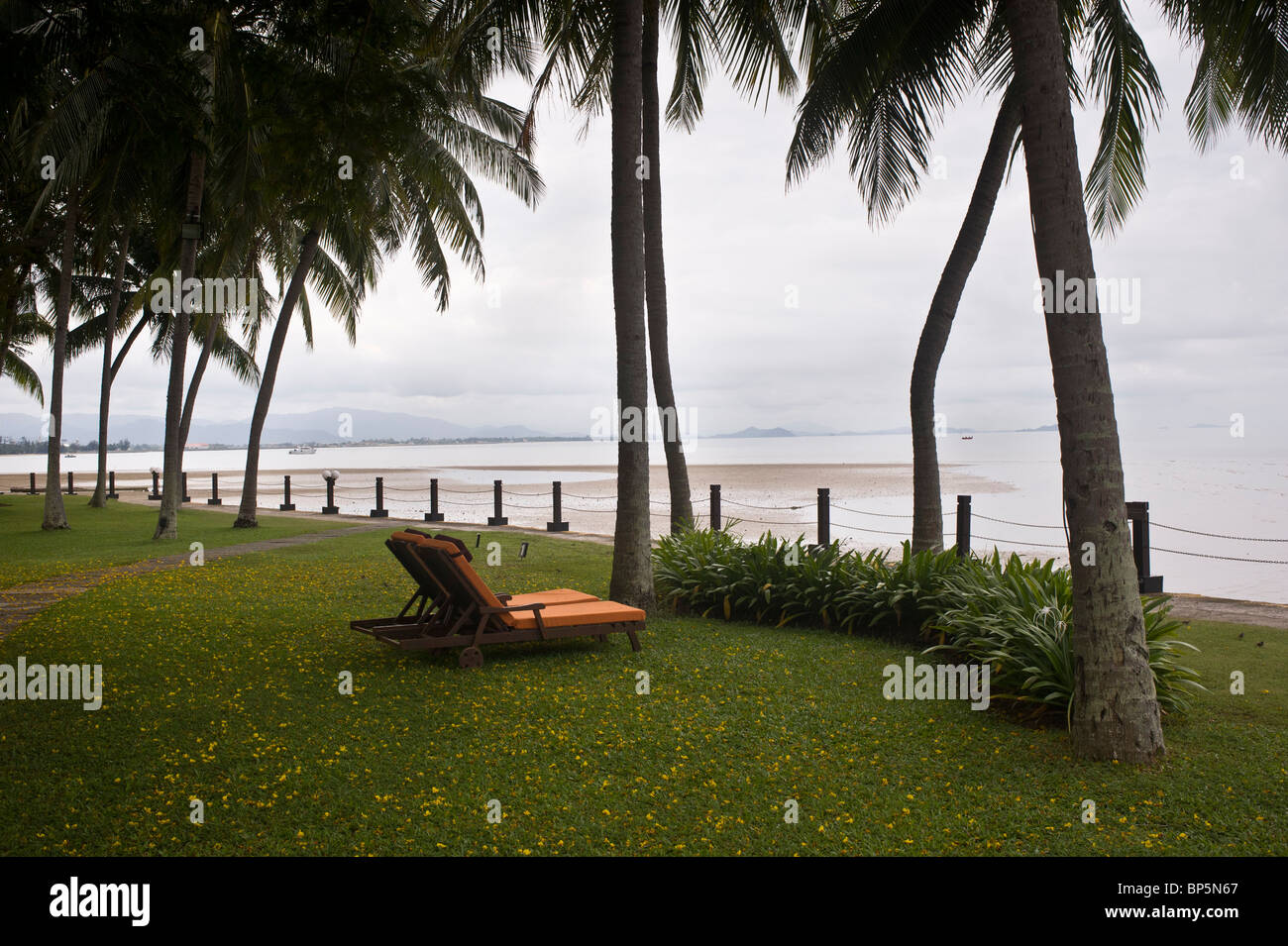 Pequeña playa en Shangri-la Tanjung Aru Resort, a 3 kilómetros al sur del centro de Kota Kinabalu. Strand bij het tropisch sh Foto de stock