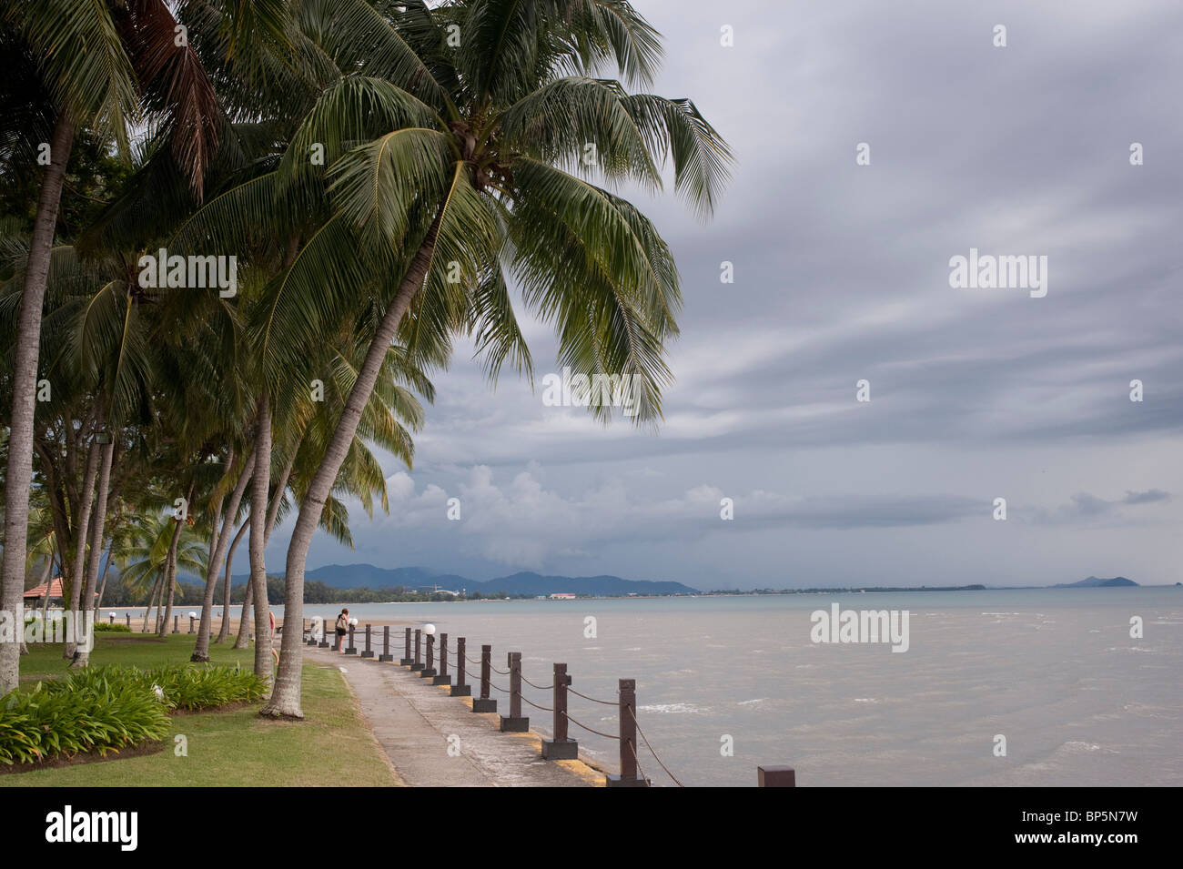 Pequeña playa en Shangri-la Tanjung Aru Resort, a 3 kilómetros al sur del centro de Kota Kinabalu. Strand bij het tropisch sh Foto de stock