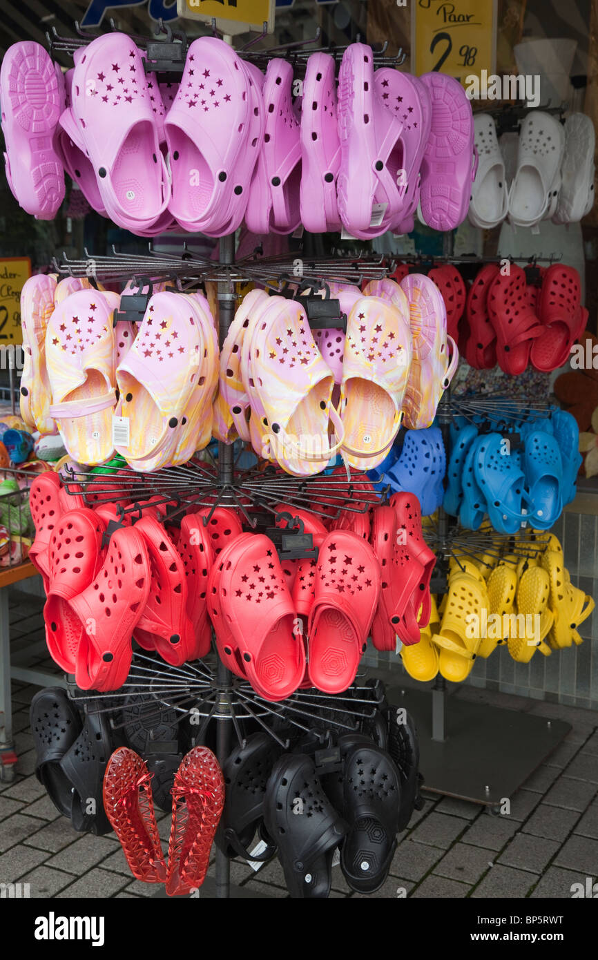 Barata imitación falsa Crocs fabricados en China para la venta en un  soporte de pantalla fuera de una tienda de zapatos Fotografía de stock -  Alamy