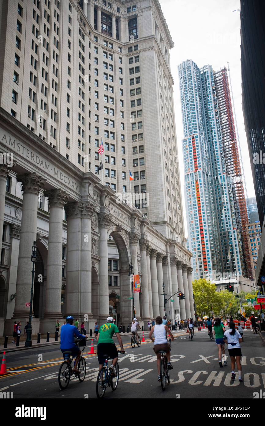 El edificio municipal de Nueva York por Park Row es visto con el