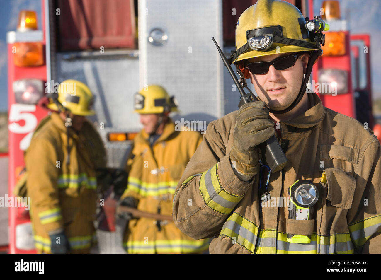 El bombero utilizando la función walkie talkie Fotografía de stock - Alamy