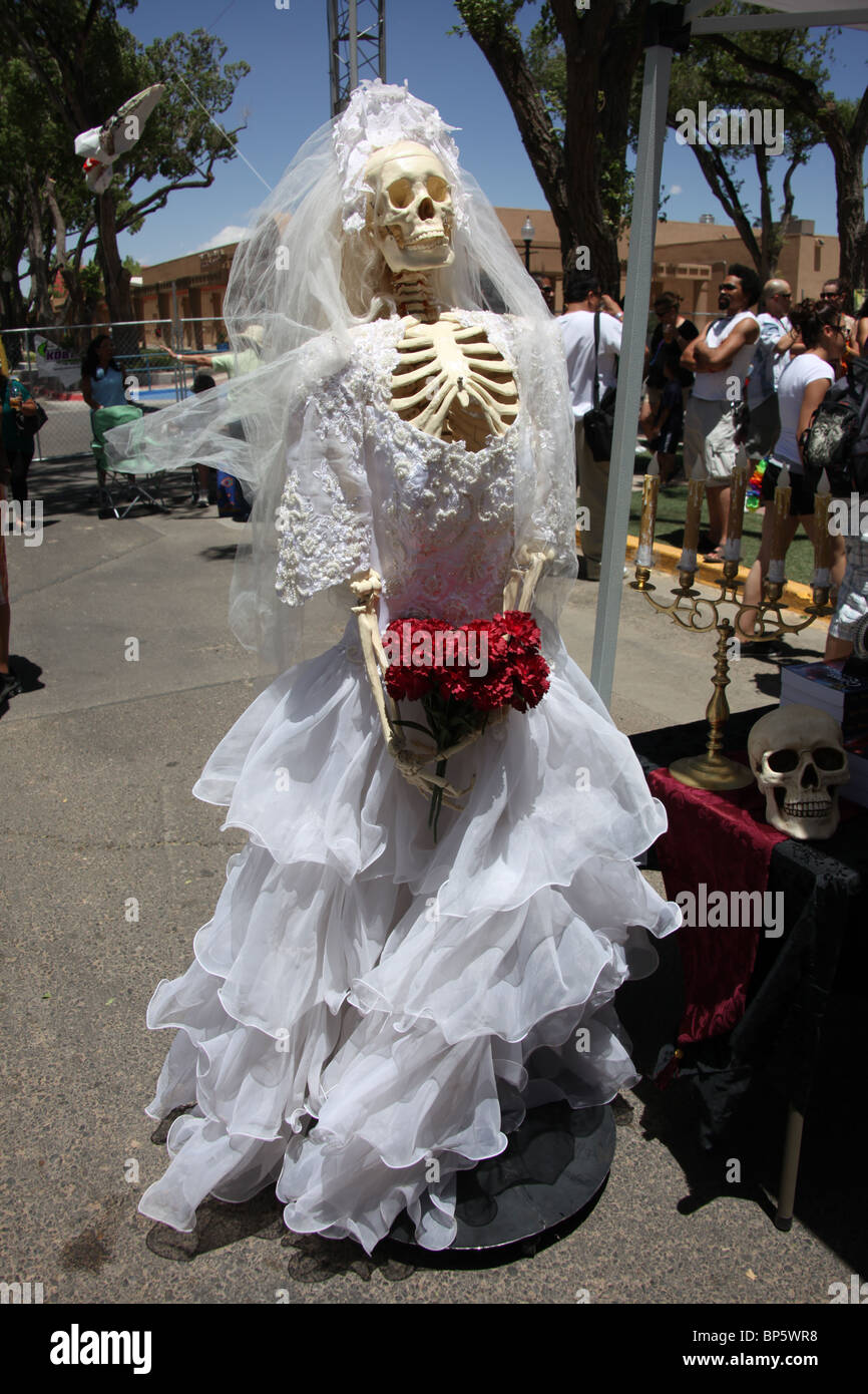 El esqueleto vestido con velo de novia y bata en la exhibición en el Festival del Orgullo Gay en Albuquerque, Nuevo México, Estados Unidos, 12 de junio de 2010 Foto de stock
