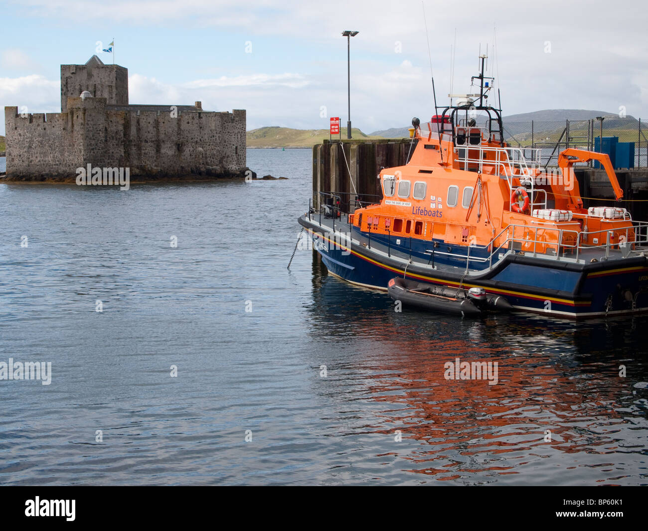 Bote Salvavidas en Castlebay, Isla de Barra, Escocia Foto de stock
