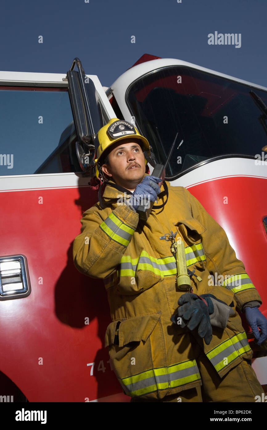 Conejo escribir profundidad El bombero utilizando el walkie talkie de bomberos Fotografía de stock -  Alamy